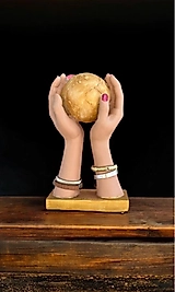 Dünya Tutan El Heykeli