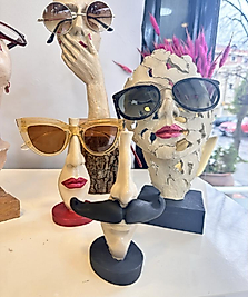 Yüzü Delik Detaylı Gözlük Heykeli