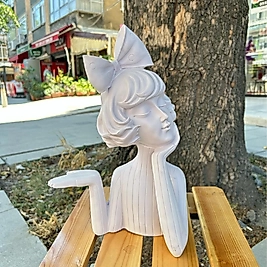 Tepsili Kız Heykeli